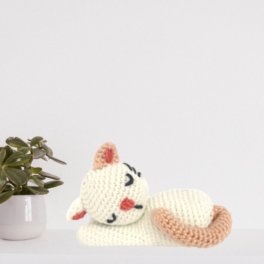 Sleeping Little Cat Crochet in White/Beige| Handmade